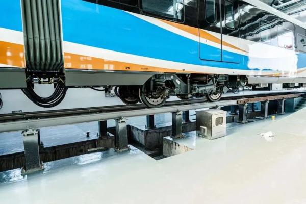 上海市域铁路机场联络线首列车抵沪，即将开启调试