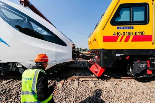 上海市域铁路机场联络线首列车抵沪，即将开启调试