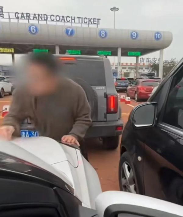 太狂了！“老人与女儿自驾被奔驰插队并砸车盖”，最新进展→