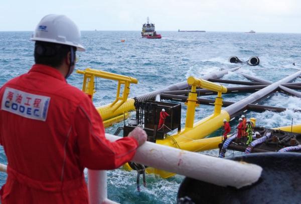 “深海一号”二期工程导管架成功滑移下水并精准就位