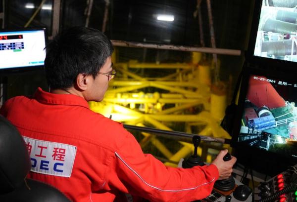 “深海一号”二期工程导管架成功滑移下水并精准就位