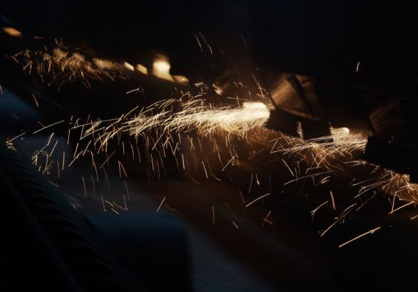 脚踏“风火轮”的钢轨“打磨师”