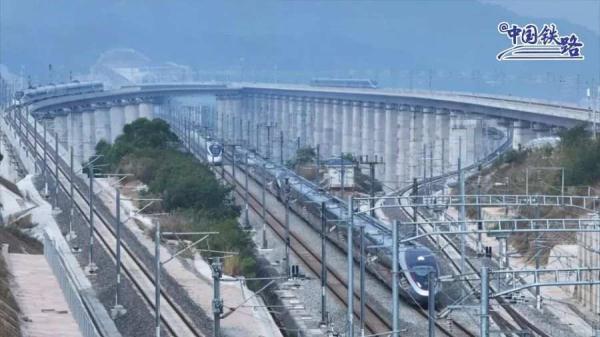 震撼同框！网友：这就是中国高铁！