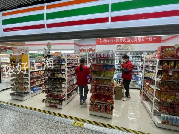 上海超市现“名字不可描述”的零食……有人吃得香，有人难以接受