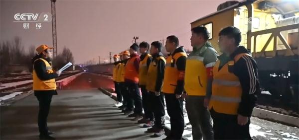 深夜钢轨上演“烟花盛宴” 原来是他们在坚守保障春运安全 深夜钢轨上演“烟花盛宴” 原来是他们在坚守保障春运安全