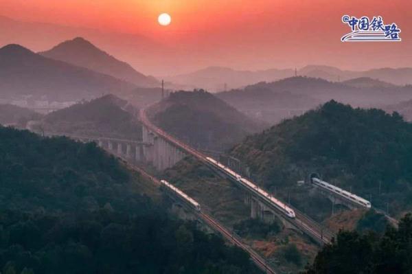 震撼同框！网友：这就是中国高铁！