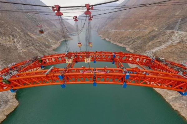 沿江高速溜筒河特大桥主拱顺利合龙