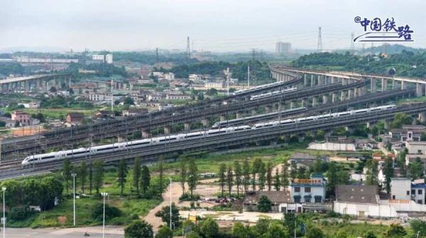 震撼同框！网友：这就是中国高铁！