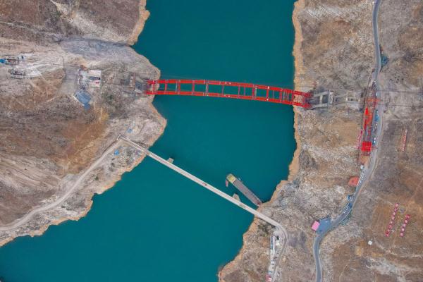 沿江高速溜筒河特大桥主拱顺利合龙