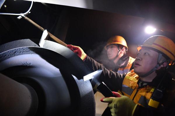 脚踏“风火轮”的钢轨“打磨师”