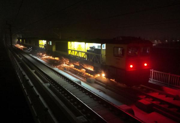 脚踏“风火轮”的钢轨“打磨师”