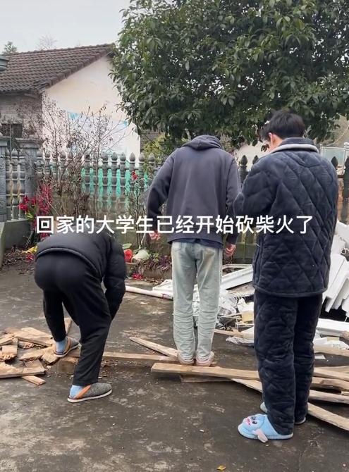 “朋友约打高尔夫”，第一批回家过年的年轻人正在……