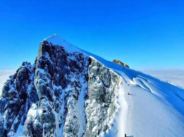 哈巴雪山一登山者滑坠遇难
