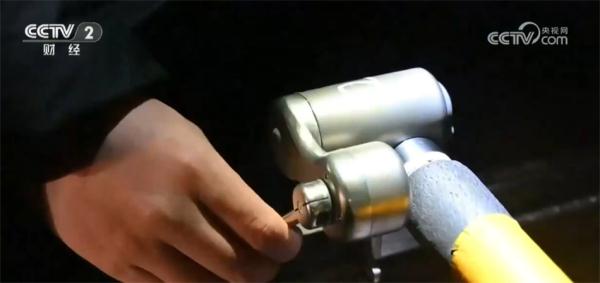 深夜钢轨上演“烟花盛宴” 原来是他们在坚守保障春运安全 深夜钢轨上演“烟花盛宴” 原来是他们在坚守保障春运安全