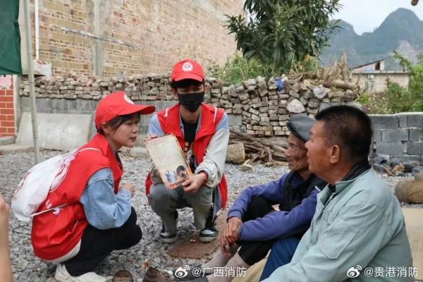 “朋友约打高尔夫”，第一批回家过年的年轻人正在……