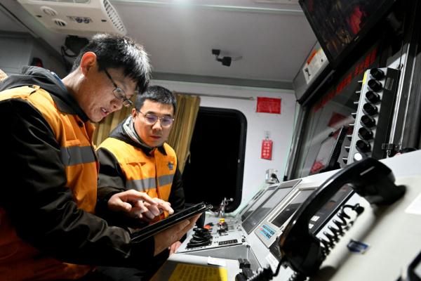 脚踏“风火轮”的钢轨“打磨师”