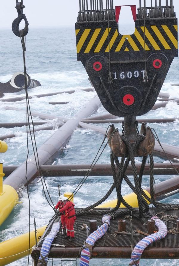 “深海一号”二期工程导管架成功滑移下水并精准就位