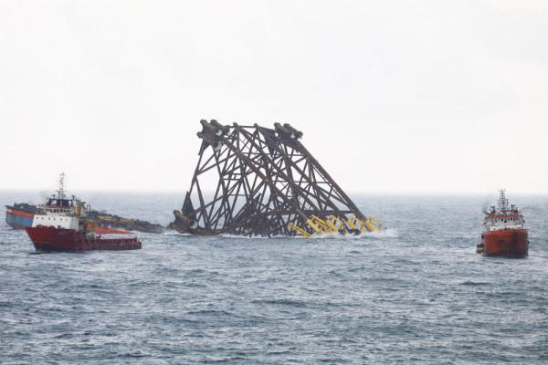 “深海一号”二期工程导管架成功滑移下水并精准就位