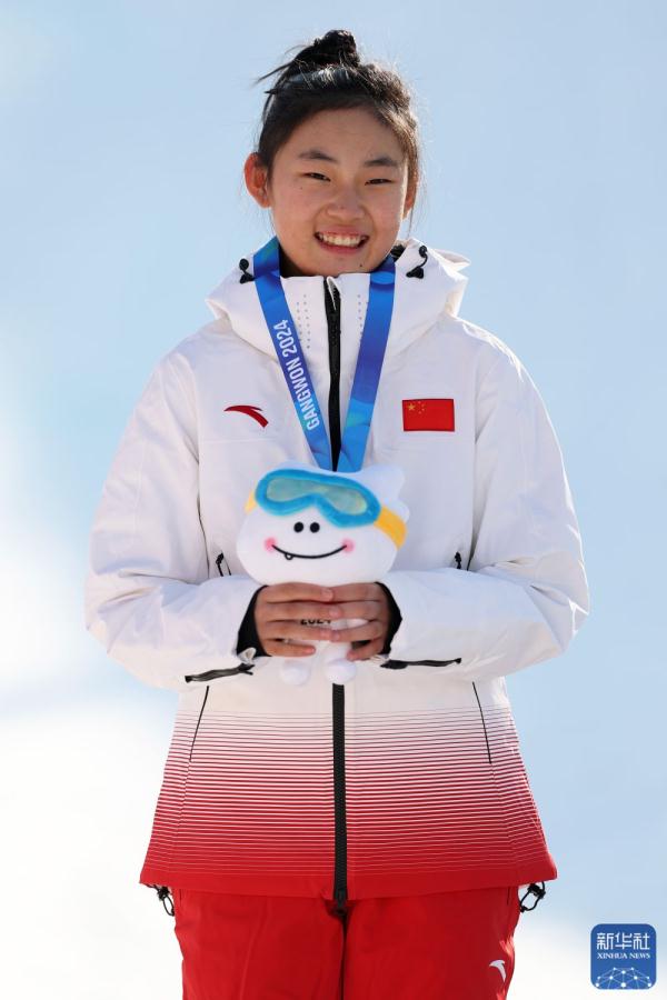 冬青奥会｜刘奕杉、陈紫菡分获自由式滑雪女子U型场地技巧冠亚军