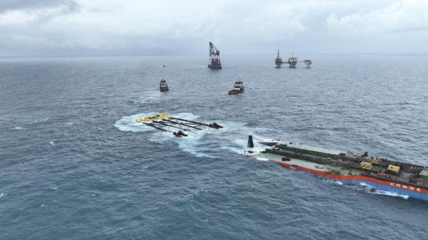 “深海一号”二期工程导管架成功滑移下水并精准就位