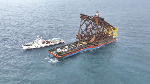 “深海一号”二期工程导管架成功滑移下水并精准就位