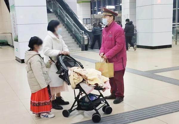 寒冷雨夜，地铁里这一幕超暖