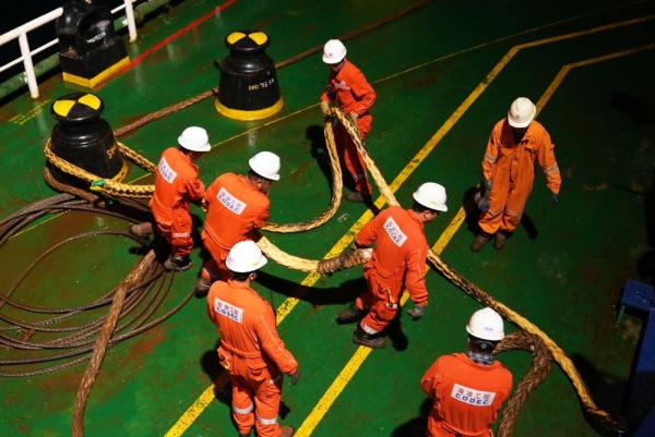 “深海一号”二期工程导管架成功滑移下水并精准就位