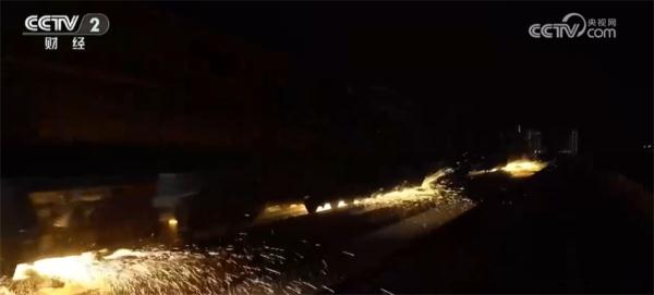 深夜钢轨上演“烟花盛宴” 原来是他们在坚守保障春运安全 深夜钢轨上演“烟花盛宴” 原来是他们在坚守保障春运安全