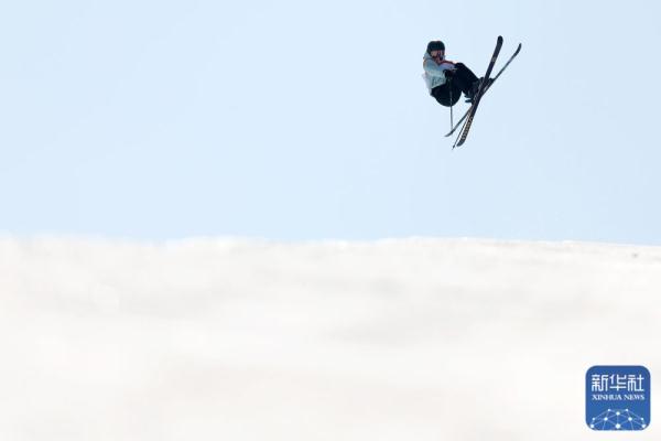 冬青奥会｜刘奕杉、陈紫菡分获自由式滑雪女子U型场地技巧冠亚军