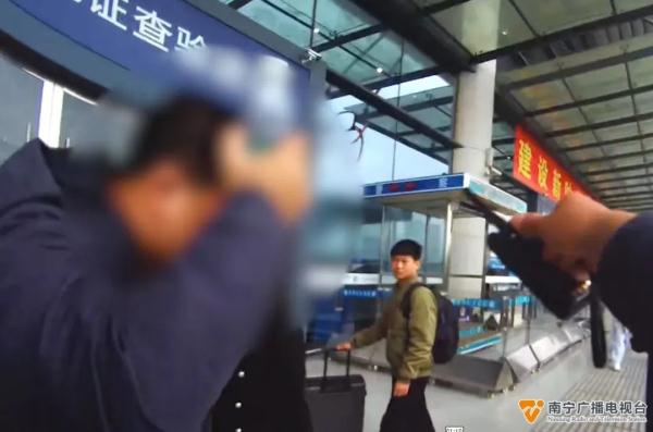 因插队起争执，火车站内一女子拿起高跟鞋挥打一男子