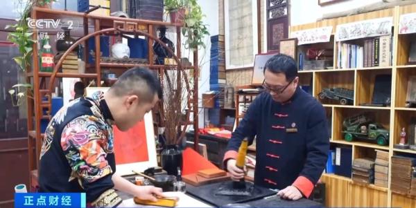 非遗年画销售火热!山西临汾龙年木版年画销售量上涨50%→ 非遗年画销售火热!山西临汾龙年木版年画销售量上涨50%→