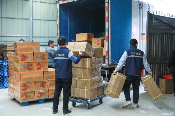 1054件烟花“变身”快递包裹！连夜查处！