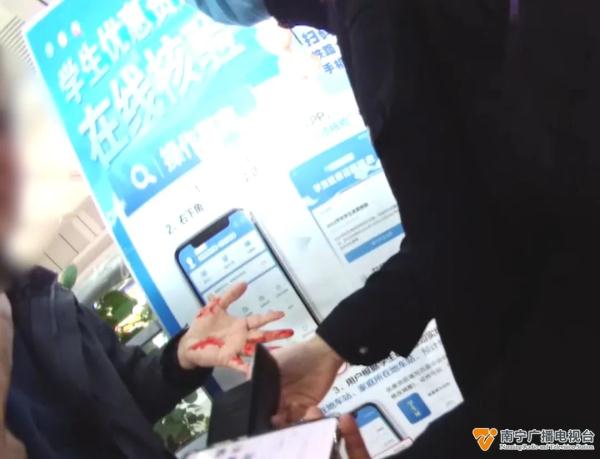 因插队起争执，火车站内一女子拿起高跟鞋挥打一男子