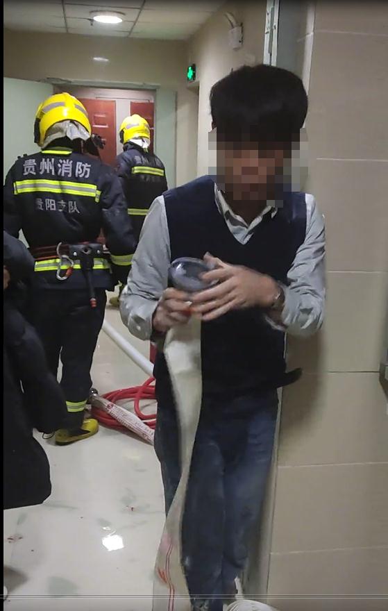 心痛！她经全力抢救无效身亡！大火中没能打开消防栓...