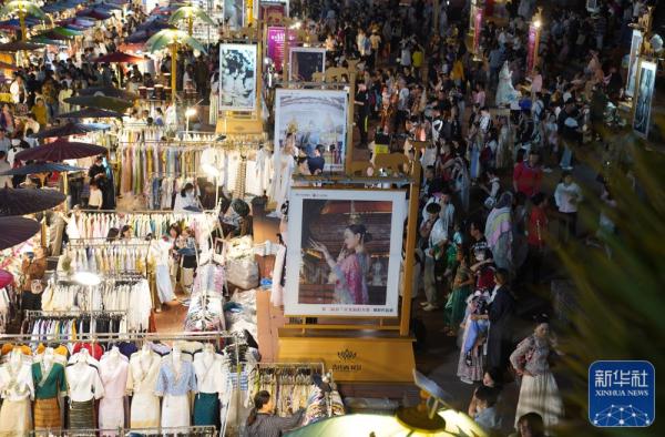 云南景洪:星光夜市人气旺 云南景洪:星光夜市人气旺