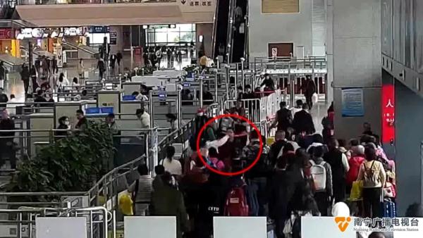 因插队起争执，火车站内一女子拿起高跟鞋挥打一男子