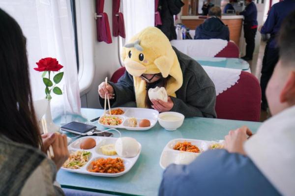 【新春走基层】列车上的“厨王争霸赛”，让旅客回家的路暖心又暖胃