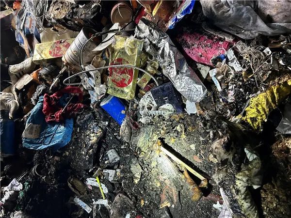 上海一居民家中突发火灾，邻居叫苦连天：全是杂物，蟑螂、老鼠到处跑……