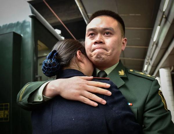 春运火车站的这组老照片,哪一张最让你感动? 春运火车站的这组老照片,哪一张最让你感动?