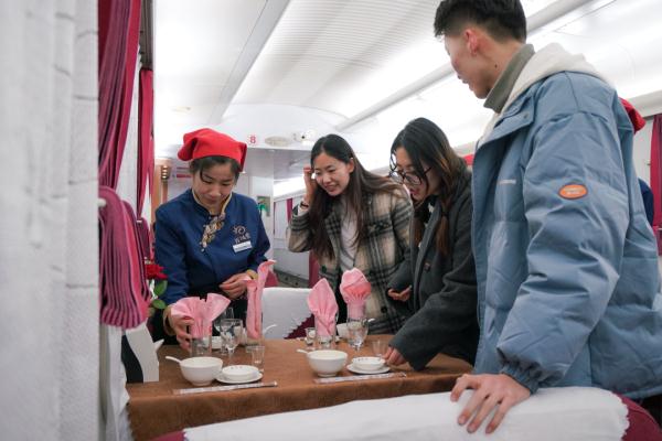 【新春走基层】列车上的“厨王争霸赛”，让旅客回家的路暖心又暖胃