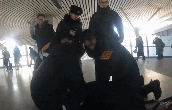 行动不便的旅客乘火车，12306可以预约这项服务