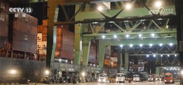 各类年货琳琅满目集中亮相 丰富节日期间百姓“菜篮子”“果盘子”