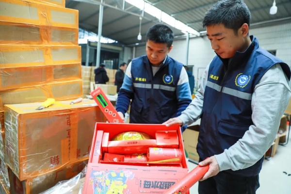 1054件烟花“变身”快递包裹！连夜查处！