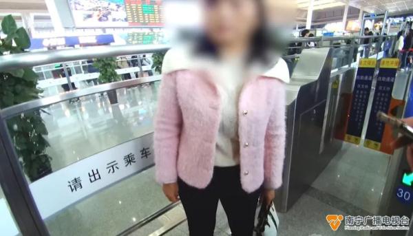 因插队起争执，火车站内一女子拿起高跟鞋挥打一男子