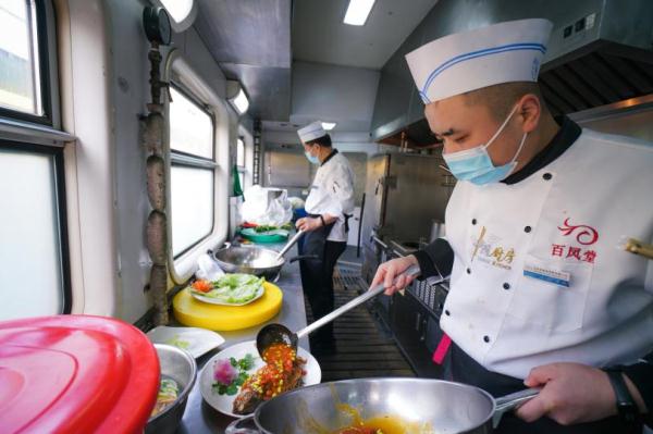 【新春走基层】列车上的“厨王争霸赛”，让旅客回家的路暖心又暖胃