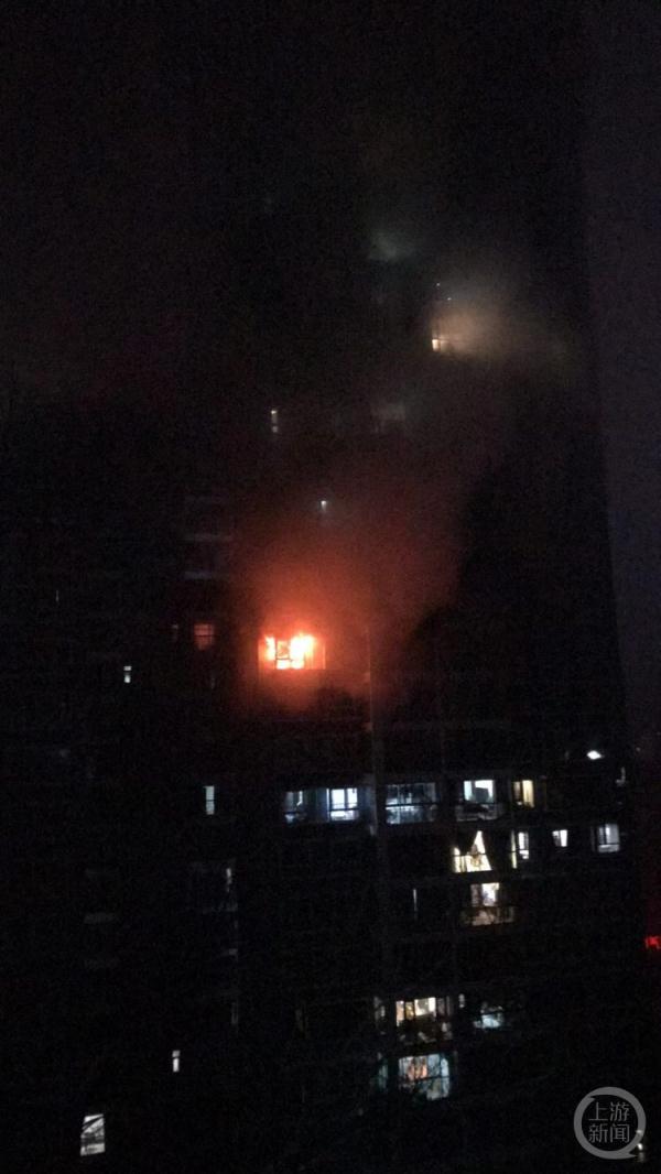贵阳一小区放烟花引发火灾致七旬老人身亡，家属：消防栓用不了