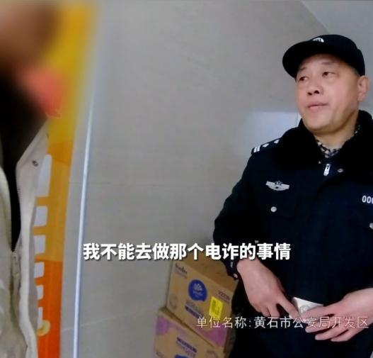 “插队取钱不行吗？”——“行拘的行！”