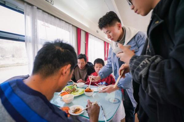 【新春走基层】列车上的“厨王争霸赛”，让旅客回家的路暖心又暖胃