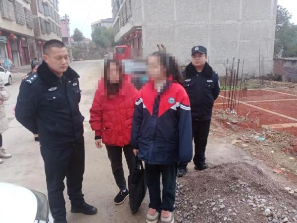 寒假作业找回来了！警察叔叔：一本不少，不用谢……