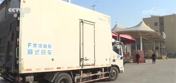 各类年货琳琅满目集中亮相 丰富节日期间百姓“菜篮子”“果盘子”